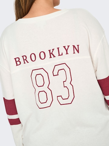Sweat-shirt 'CAREmery' ONLY Carmakoma en blanc