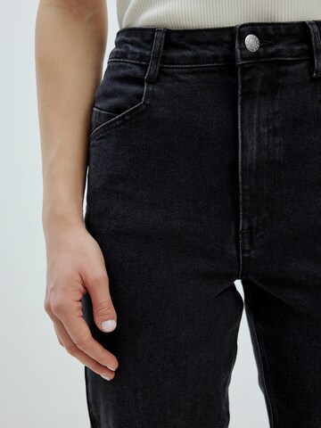 EDITED Slimfit Jeans 'Jeylana' i svart