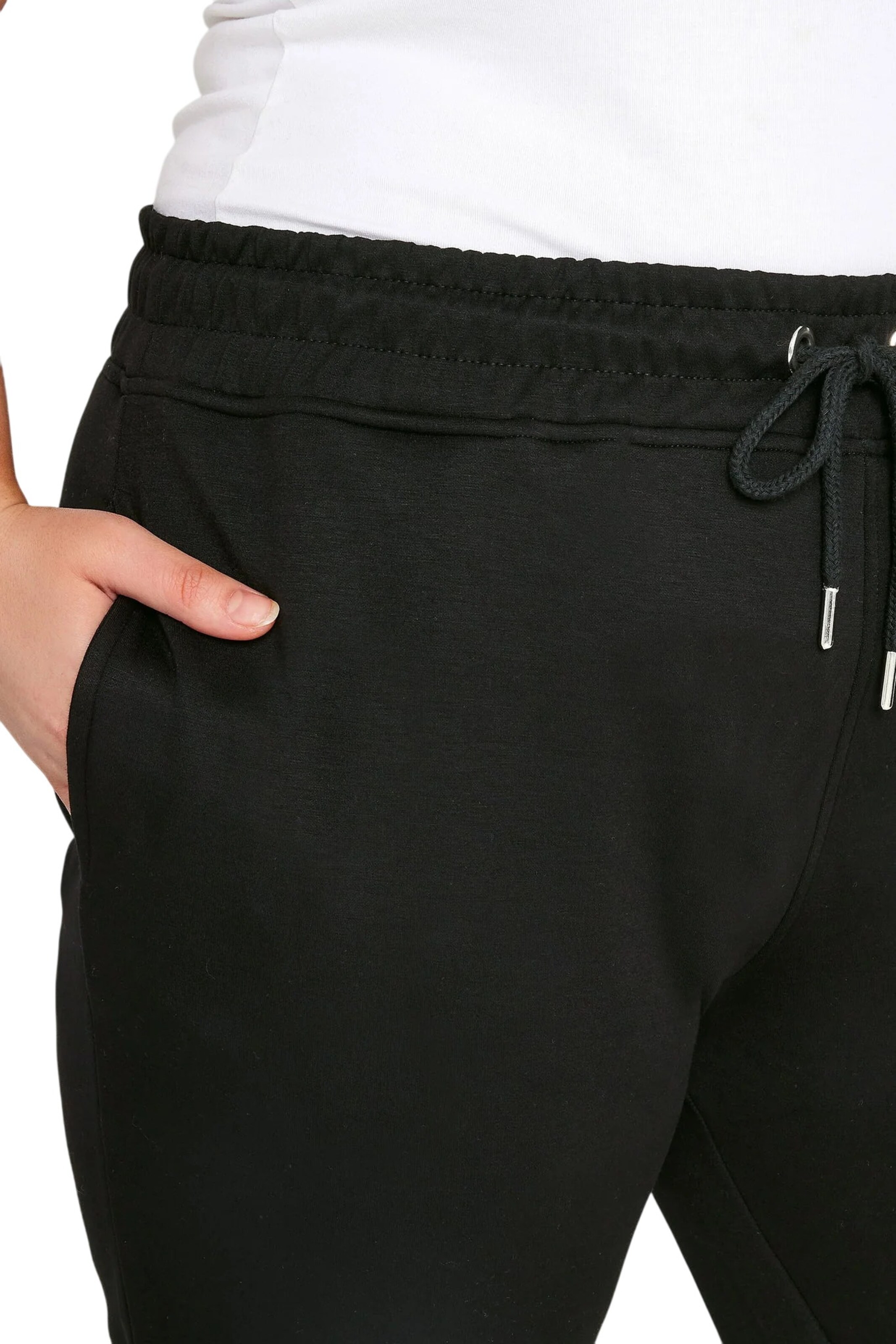 Shape Of You Tapered Broek in Zwart