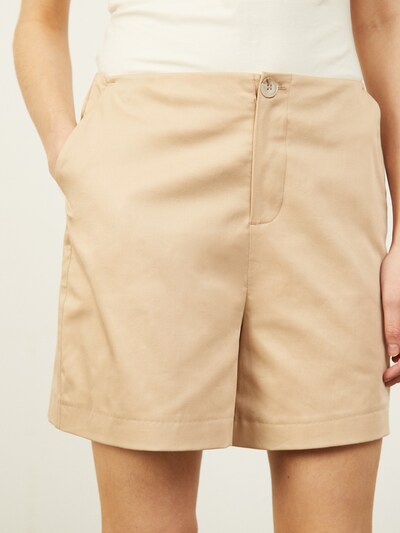 Aligne Shorts 'Cagney' in apricot, Modelansicht