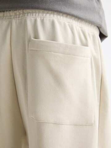 Pull&Bear Loose fit Trousers in White