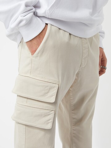 regular Pantaloni cargo 'Aris' di Young Poets in beige