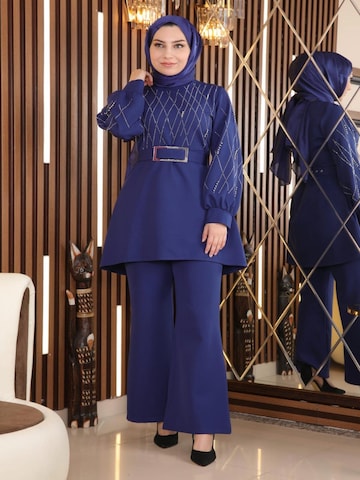 MODAMIHRAM Suit in Blue: front