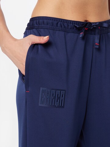 Effilé Pantalon de sport NIKE en bleu