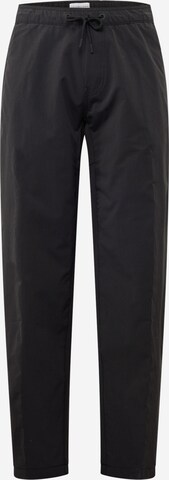 Pantaloni de la Calvin Klein Jeans pe negru: față