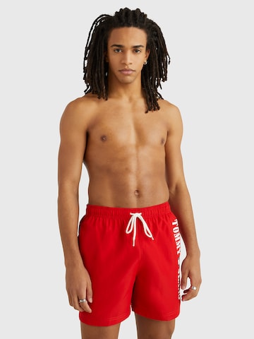 Tommy Jeans شورت سباحة بلون أحمر