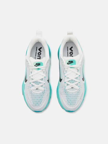 NIKE Спортивная обувь 'VOMERO 18' в Белый