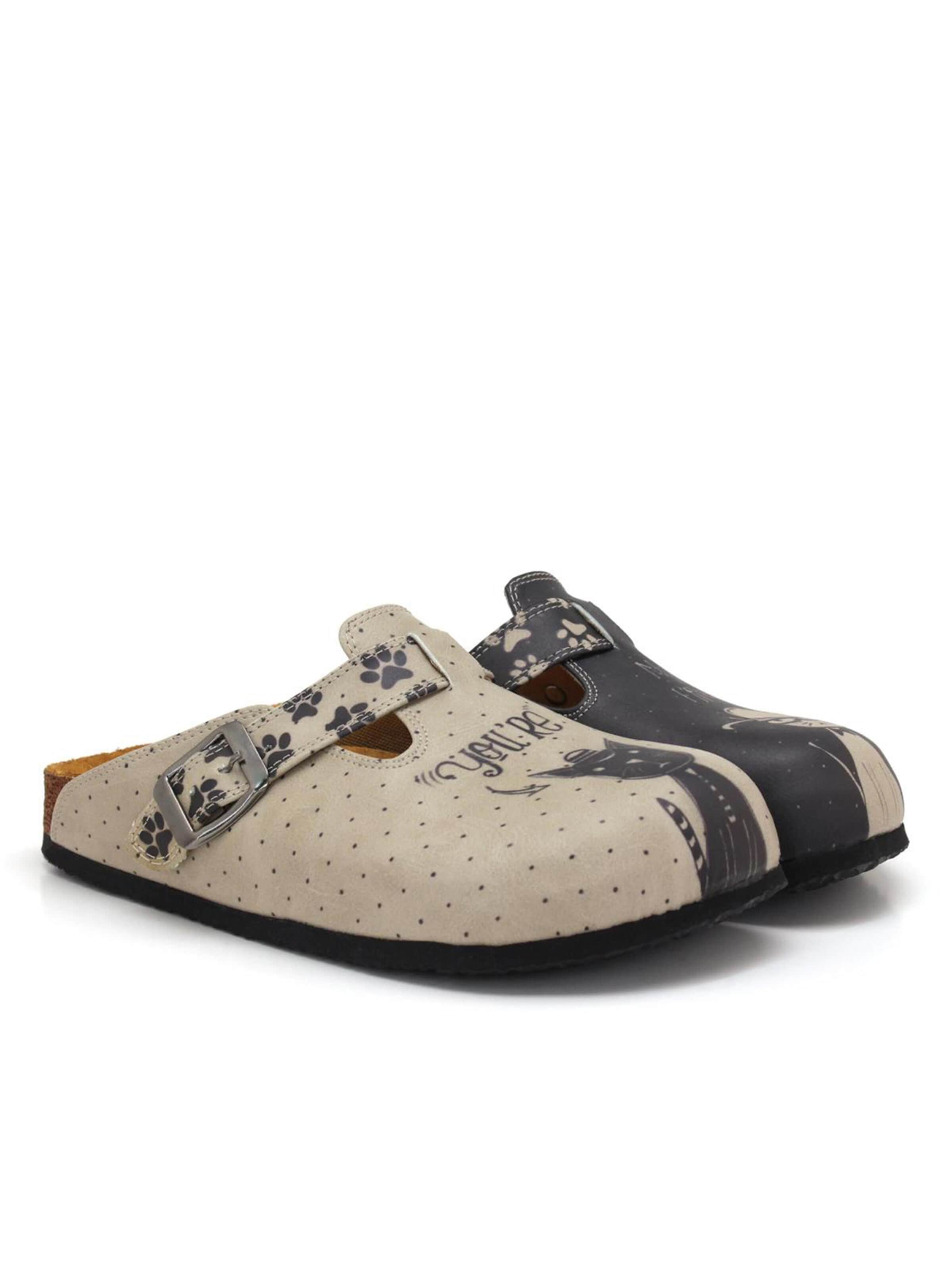 Clogs 'Women Calceo Black and Beige Clogs CAL5422 with cat design' di Goby in colori misti