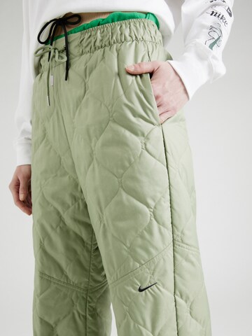 Loosefit Pantaloni di Nike Sportswear in verde