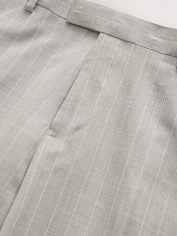 Slimfit Pantaloni con piega frontale di Next in beige