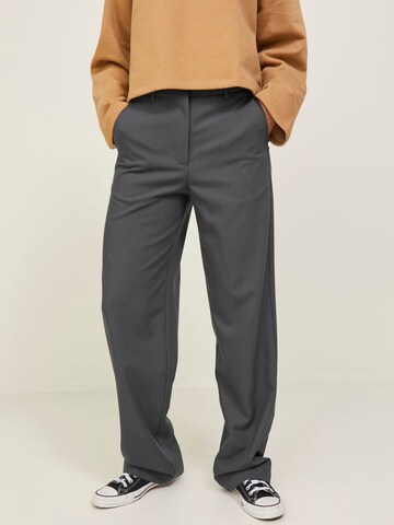 regular Pantaloni con piega frontale di JJXX in grigio: frontale