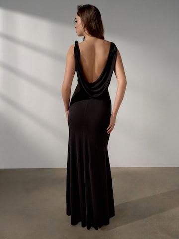 Next Вечерна рокля в черно