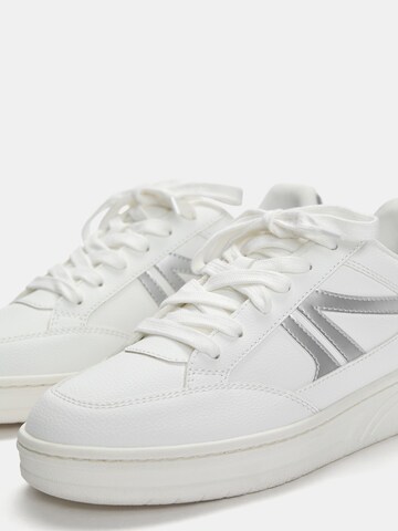 Baskets basses Pull&Bear en blanc