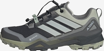 Chaussure basse 'Skychaser' ADIDAS TERREX en gris : devant