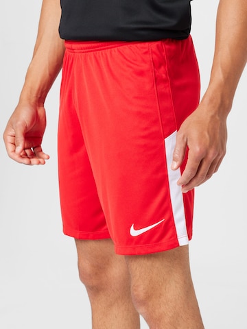 NIKE - regular Pantalón deportivo en rojo