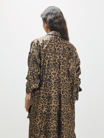 Lola Casademunt - Blusa en marrón: atrás