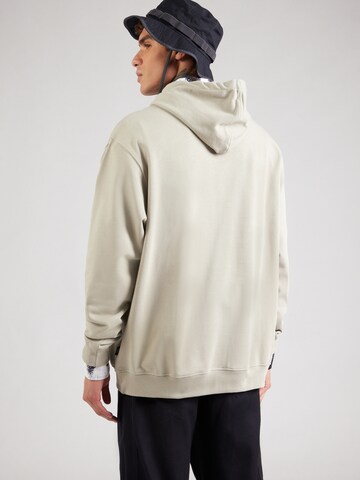 VANS Tréning póló 'SALTON' - szürke: hátul