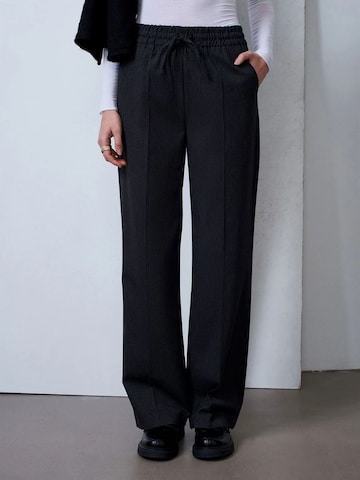Dilvin Wide leg Trousers in Grey