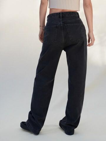 A LOT LESS Regular Jeans 'Jessie' in Grau