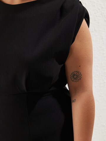 Trendyol Curve Βραδινό φόρεμα σε μαύρο