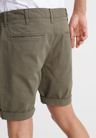 Superdry Regular Shorts in Grün