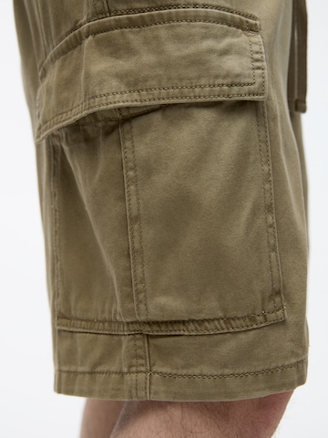 Regular Pantalon cargo Pull&Bear en vert