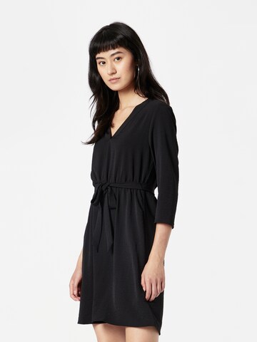 Rochie 'Pauline' de la ABOUT YOU pe negru: față