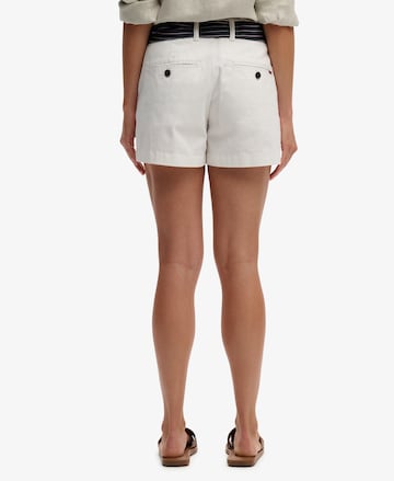 Coupe slim Pantalon chino 'Classic' Superdry & Co en blanc