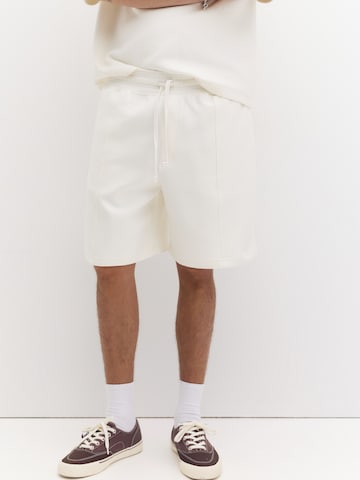 Pull&Bear Широка кройка Панталон в бяло: отпред