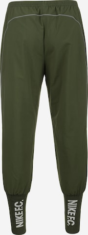 Tapered Pantaloni sportivi di NIKE in verde