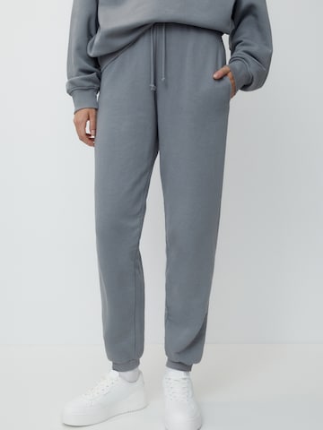 Pull&Bear Tapered Pants in Grey: front