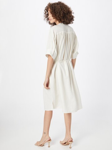 SOAKED IN LUXURY - Vestido camisero 'Rosaline' en blanco