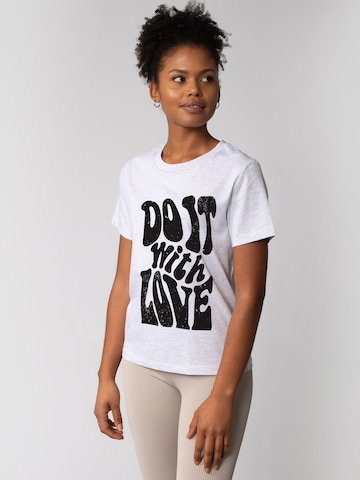 Watapparel Shirt 'Do it with love' in Wit: voorkant