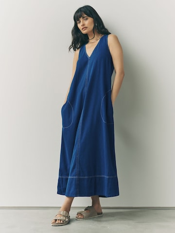 Rochie de la Next pe albastru: față