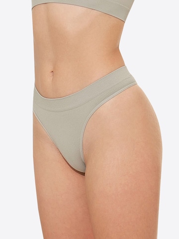 String di Yenita in verde: frontale