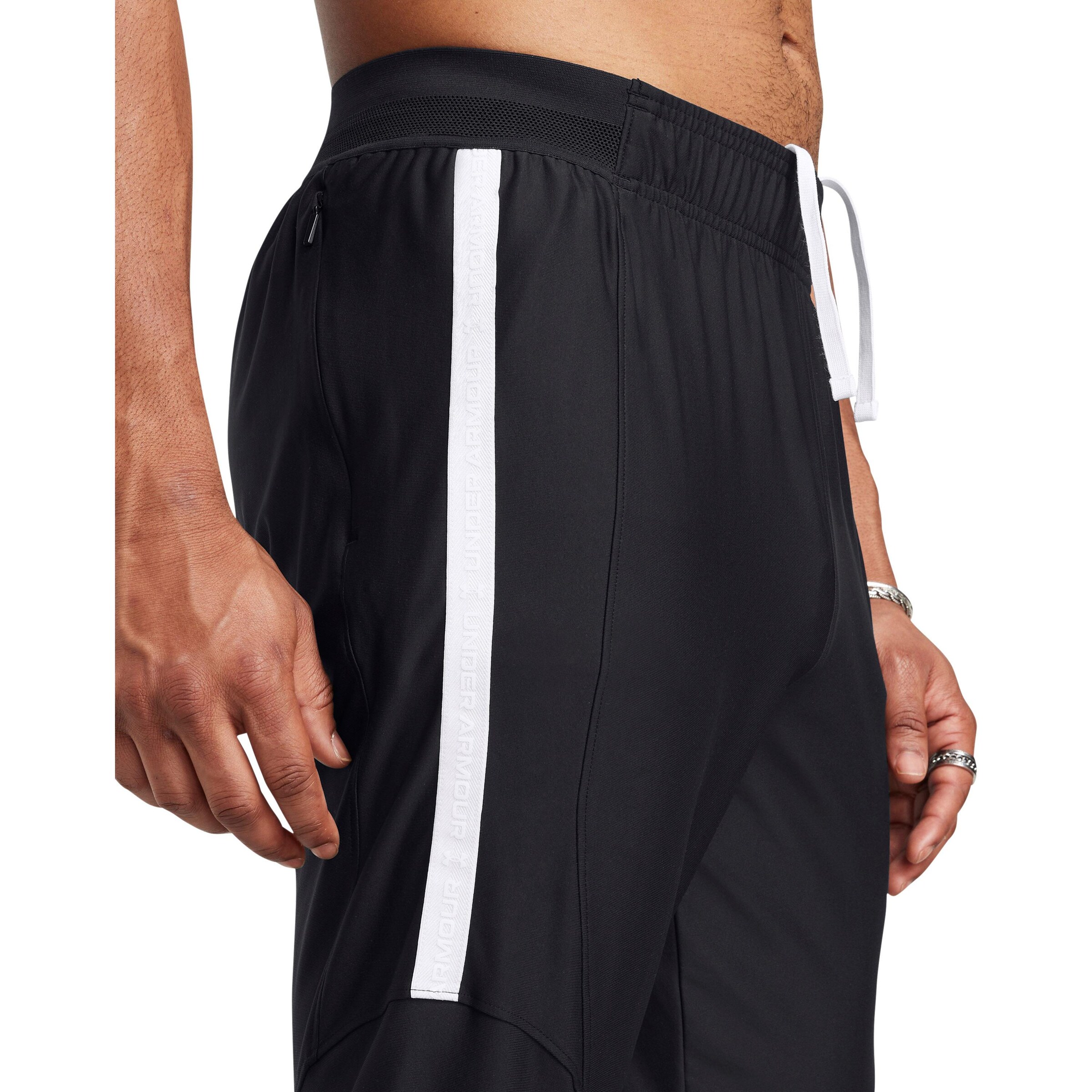 UNDER ARMOUR Tapered Sporthose 'Challenger Pro' in Schwarz