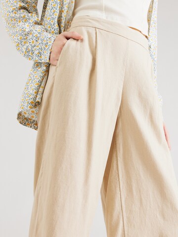 ONLY Wide leg Pleat-front trousers 'CARISA' in Beige