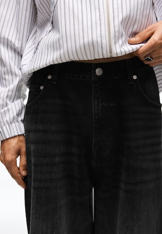 Barrel Jeans de la Bershka pe negru
