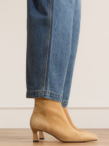 MANFIELD Stiefelette in Braun: Vorderseite
