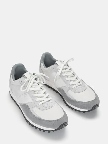 Pull&Bear Sneaker in Grau