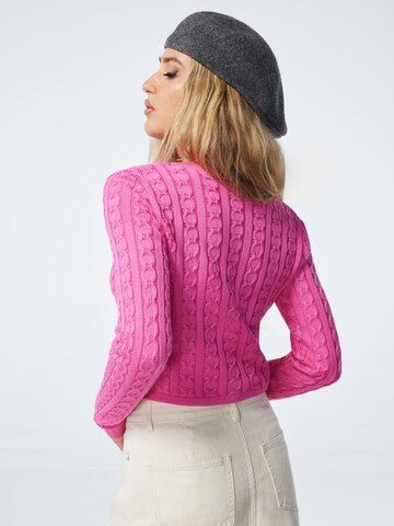 ABOUT YOU x Emili Sindlev Strickjacke 'Keela' in Pink