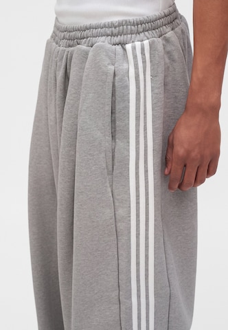 Wide Leg Pantalon 'ADIBREAK' ADIDAS ORIGINALS en gris