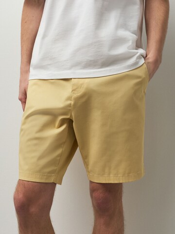 Coupe slim Pantalon chino Next en jaune : devant