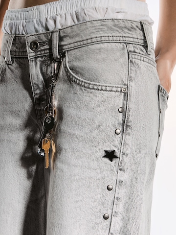 Bershka Vrečasti Kavbojke | siva barva