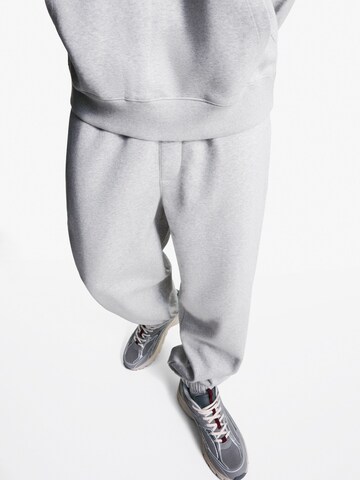 Tapered Pantaloni di Bershka in grigio