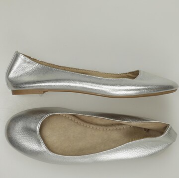 Old Navy Flats & Loafers in 38,5 in Silver: front