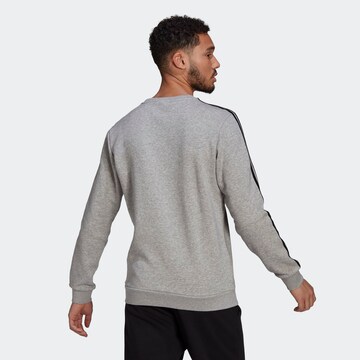 ADIDAS SPORTSWEAR Sportsweatshirt 'Essentials Fleece 3-Stripes' i grå