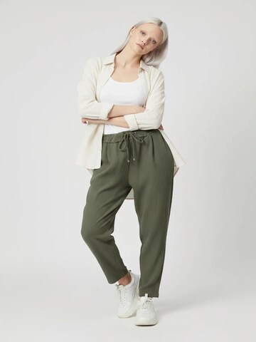 No Matter What Tapered Pleat-front trousers in Green