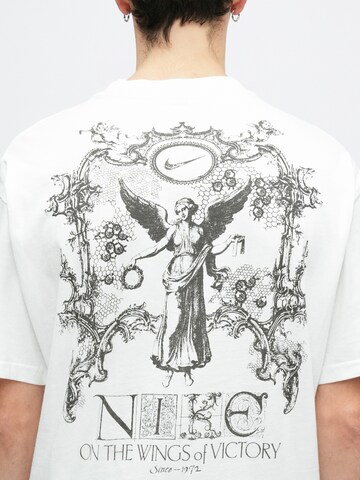 Nike Sportswear Μπλουζάκι 'M90 OC WINGS VICTORY' σε λευκό