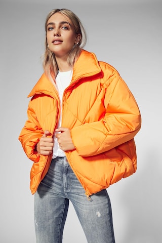 ONLY Φθινοπωρινό και ανοιξιάτικο μπουφάν 'Tamara' σε πορτοκαλί: μπροστά